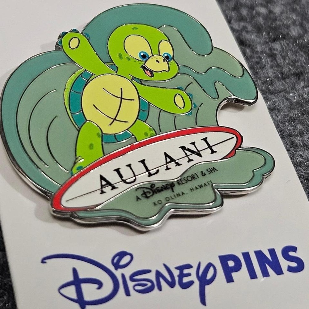 Disney Pin Unisex OS Green Aulani Olu‎ Mel Surfing Hawaii Resort Souvenir Enamel